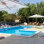 アパート M&B Green Oasis With Pool And Jacuzzi ビビニェ