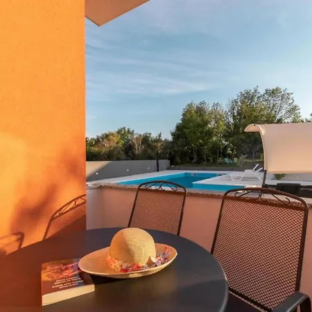 M&b Oasis With Pool And Jacuzzi