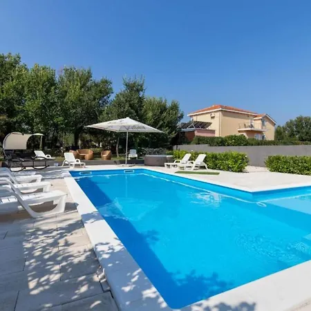 M&b Oasis With Pool And Jacuzzi *