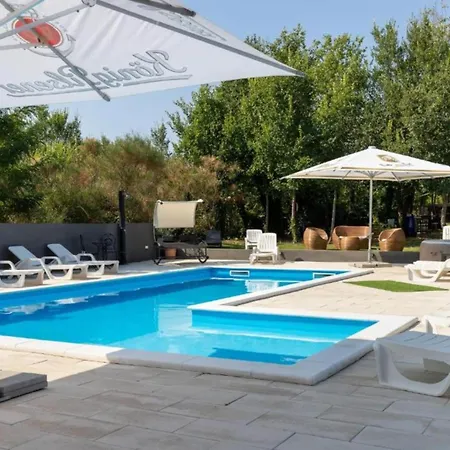 M&b Oasis With Pool And Jacuzzi *
