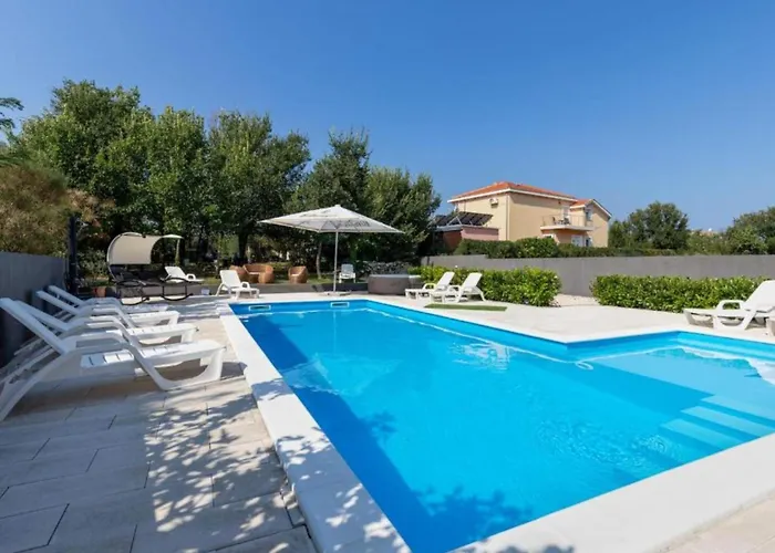 M&B Green Oasis With Pool And Jacuzzi *