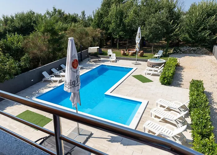 M&B Green Oasis With Pool And Jacuzzi *