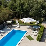 Апартаменты M&B Green Oasis With Pool And Jacuzzi